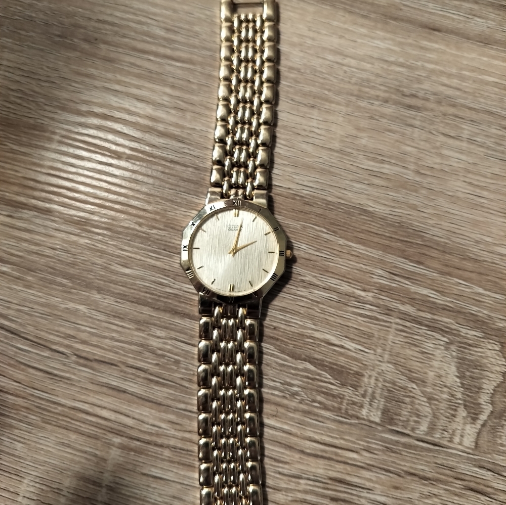Vintage citizen quartz watch. Great gold color and is in mint condition.